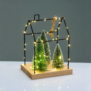METAL HOUSE WITH TREES ΔΙΑΚΟΣΜ ΚΡΕΜΑΣΤΟ 55 LED ΛΑΜΠ ΘΕΡΜΑ ΜΠΑΤ 3ΧΑΑΑ (ΔΕΝ ΣΥΜΠ) IP20  16.5*12*22cm ACA - X09551111