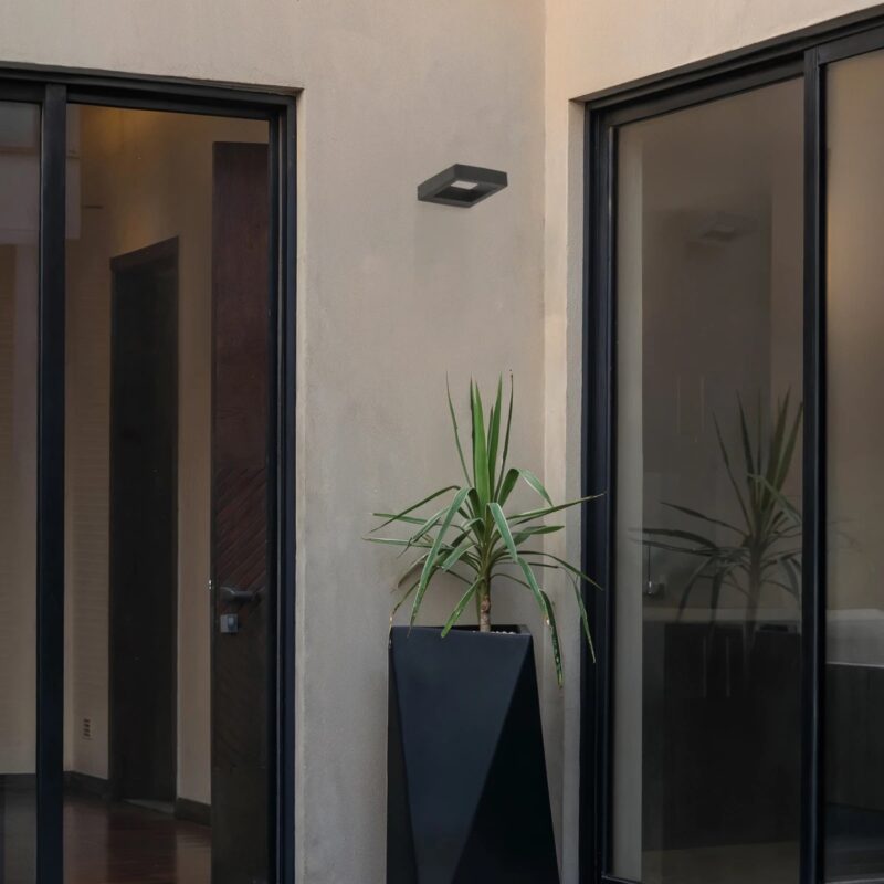 kelvo® AURA KLV-101-0116 Φωτιστικό Τοίχου / Απλίκα LED 7W 875lm 45° AC 220-240V Αδιάβροχο IP65 Θερμό Λευκό 2700K – Bridgelux COB Chip & TÜV SÜD Driver – Μαύρο Ματ – Μ13 x Π15 x Υ4.5cm – 5 Χρόνια Εγγύηση