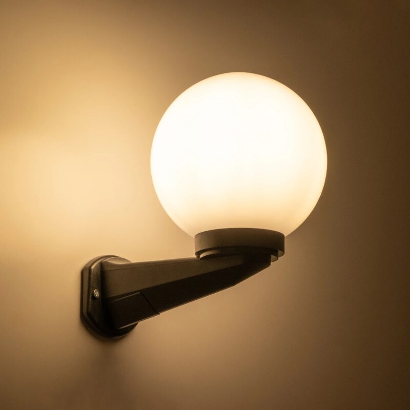GLOBOSTAR® AGROS 61592 Μοντέρνο Φωτιστικό Τοίχου – Απλίκα με Ντουί 1 x E27 AC 220-240V Αδιάβροχο IP65 – Λευκό & Μάυρο – Μ20 x Π20 x Υ30cm