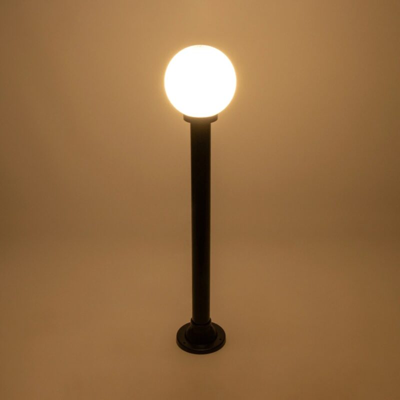 GLOBOSTAR® AGROS 61596 Φωτιστικό Κολωνάκι Κήπου με Ντουί 1 x E27 AC 220-240V Αδιάβροχο IP65 – Λευκό & Μάυρο – Μ20 x Π20 x Υ100cm