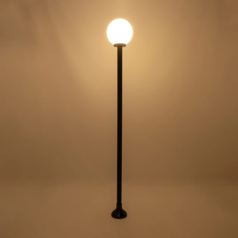 GLOBOSTAR® AGROS 61597 Φωτιστικό Κολωνάκι Κήπου με Ντουί 1 x E27 AC 220-240V Αδιάβροχο IP65 – Λευκό & Μάυρο – Μ30 x Π30 x Υ240cm