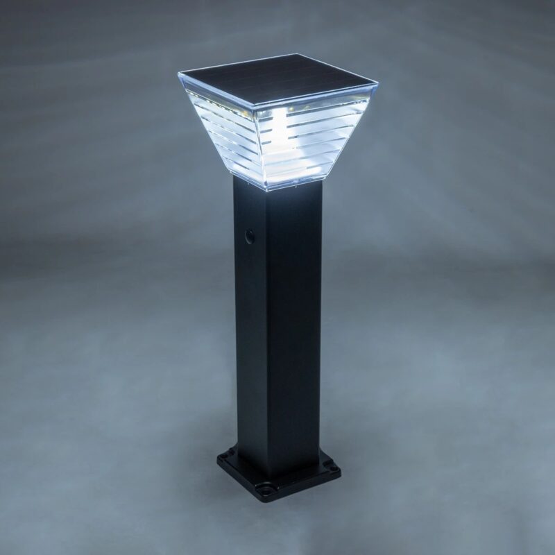 GLOBOSTAR® VEGGIE 90524 Φωτιστικό Κολωνάκι Κήπου LED 10W 500lm 120° με Ενσωματωμένο Φωτοβολταϊκό Panel 6V 2W & Επαναφορτιζόμενη Μπαταρία Li-ion 3.2V 6000mAh με Αισθητήρα Ημέρας-Νύχτας Αδιάβροχο IP65 All in One CCT 6000K-4500K – Sanan SMD Chip – Μαύρο – Μ19.5 x Π19.5 x Υ60cm – 2 Χρόνια Εγγύηση