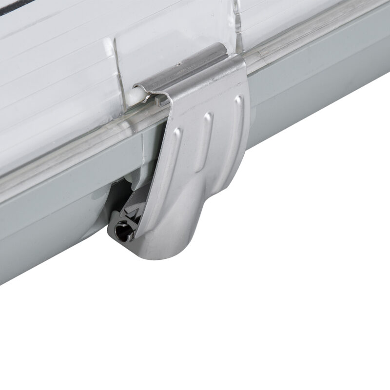 GLOBOSTAR® VIGAS 90613 Γραμμικό Βιομηχανικό Φωτιστικό Σκαφάκι Tri-Proof με Μεταλλικά Clips για 2 x Λάμπες T8 G13 120cm Τύπου Φθορίου LED Τροφοδοσίας Ενός Άκρου 120° AC 220-240V Αδιάβροχο IP65 – Γκρι με Διάφανο Κάλυμμα Πλαστικό PC – Μ126 x Π11.5 x Υ9cm